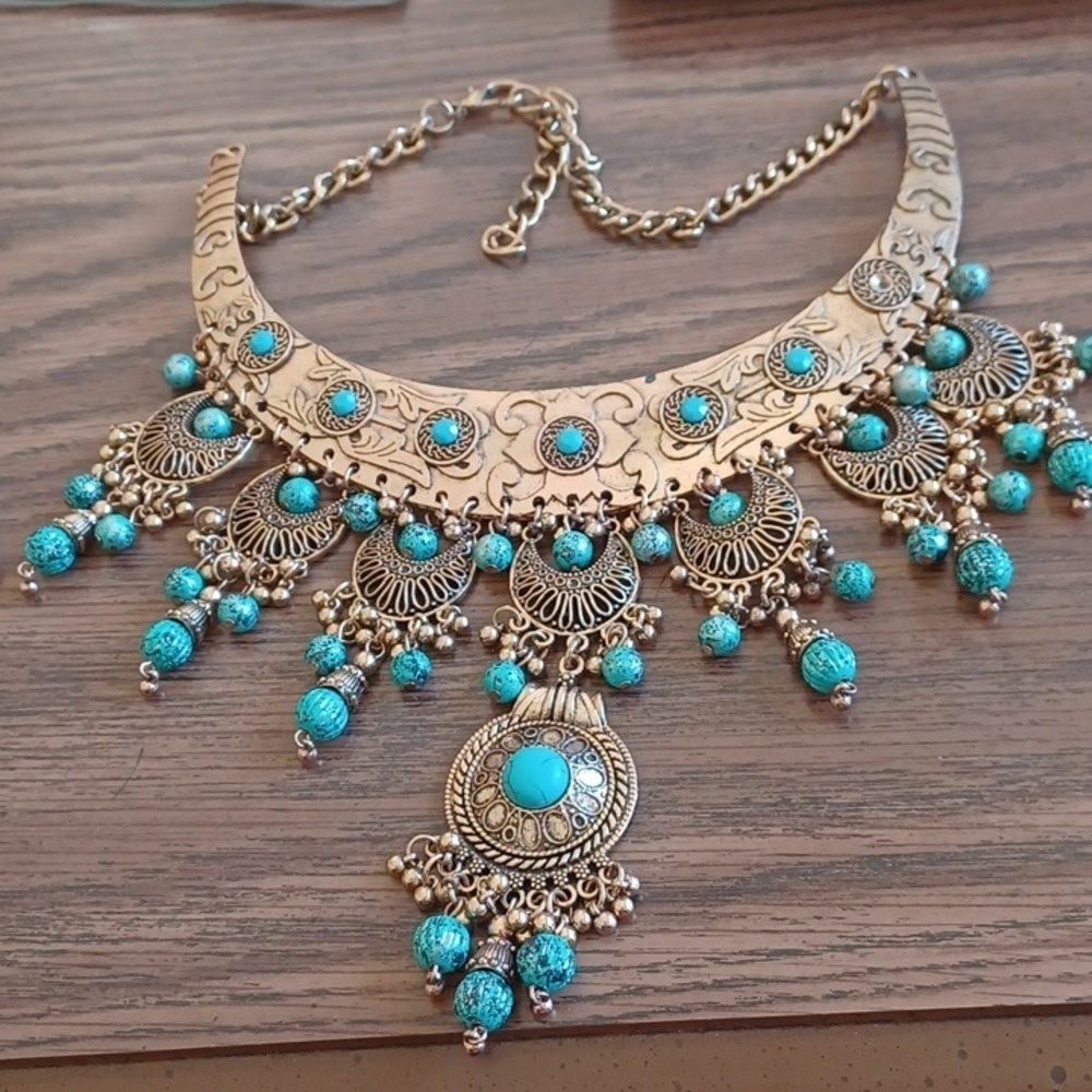 Statement Piece! Copper toned, turquoise color stone Necklace